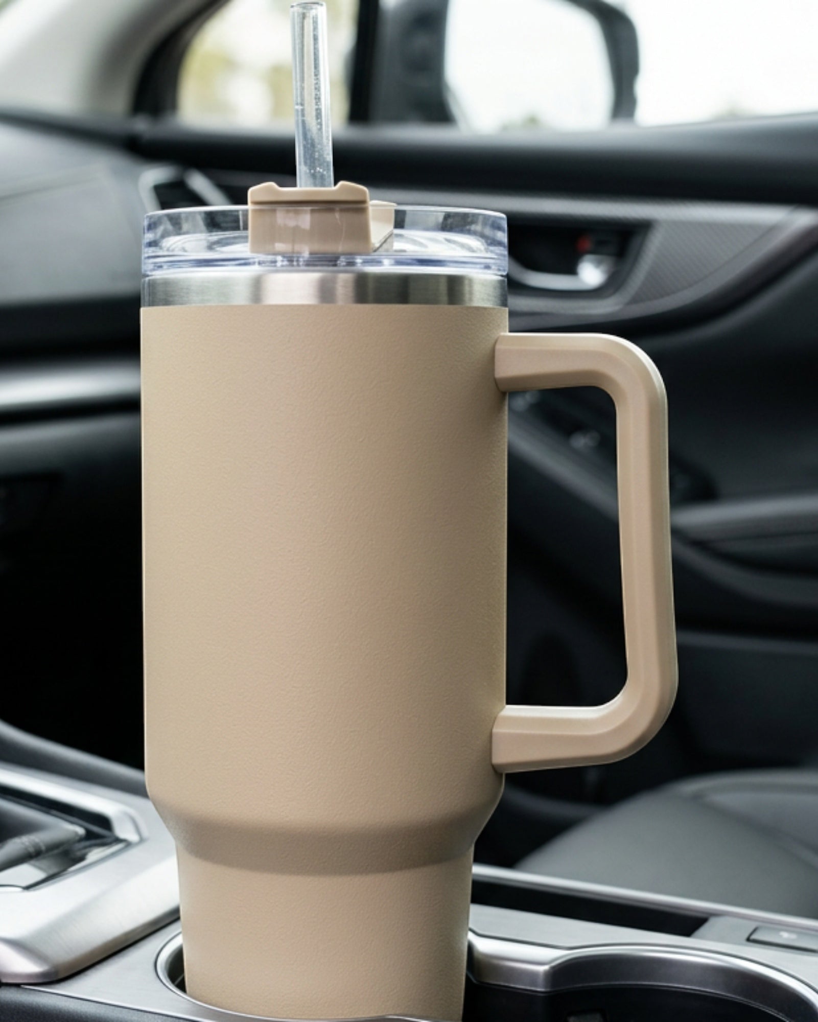 Paceru Vacuum Insulated Sports Bottle 32 fl oz Sandstone Handle and Straw Lid - Lifestyle view